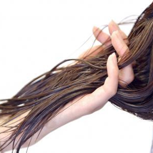 まだ若いのに薄くなってきたら…女性のための薄毛対策