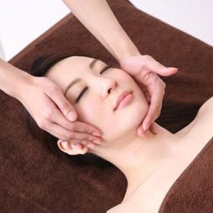 気になってからでは遅い?首のしわ対策