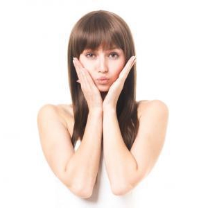 小顔&透明肌に見せるベース作りは、ファンデの2色使いが自然
