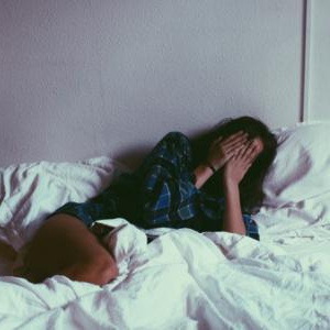 睡眠時の脳波の状態で確かめられるレム睡眠の特徴