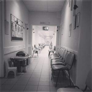 右側に腰の痛みを感じたら何科に行けば良いのか