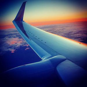 飛行機での気圧の変化も、頭痛の原因に。