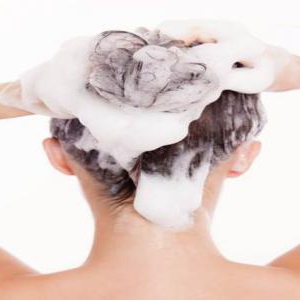女性で薄毛が悩みの人はグッズにこだわる