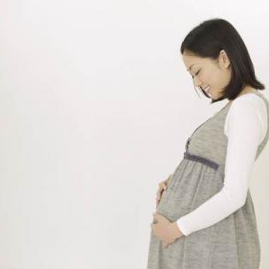 妊娠中のむくみの原因と解消法