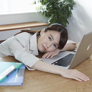 肩こりは姿勢と目の疲れが原因