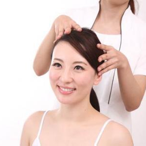 女性の肩こりに効くツボ