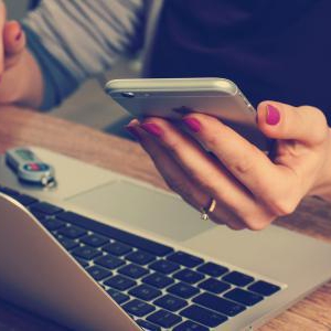 疲れているのに眠れないのはスマホが原因?
