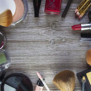 顔に汗をかきやすい季節は、油分の少ない化粧品がおすすめです