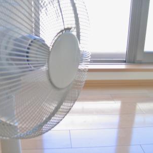 汗を抑えるための効果的な扇風機の利用方法