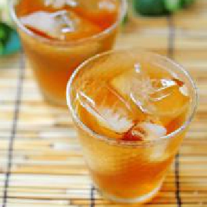 汗をかいたら麦茶で水分補給します