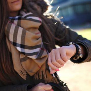 脇汗をかく原因には、服装にもあった