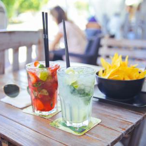 夏バテ対策に水分の補給をする