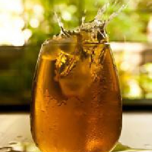 冷えたお茶で水分補給を行うメリットと注意点