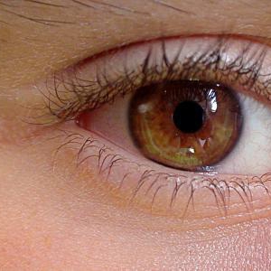 瞳の健康を守るUVカットコンタクト