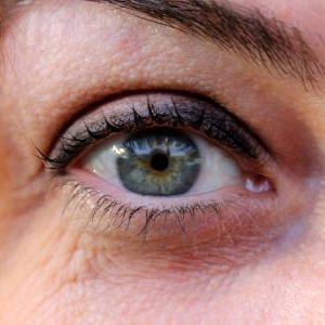 UVカットメガネの効果を知り、早めの紫外線対策を