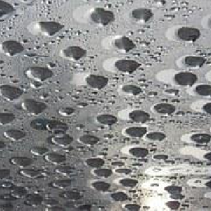 フローリングと布団に溜まる湿気を湿気取りシートで解消