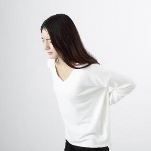 その痛み、放っておいて大丈夫?血尿×左腰の痛みが危険な理由