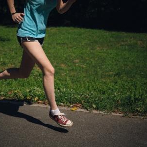 運動すると足が痛い!臨月につる原因と対策