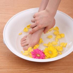 飲み会の翌朝、もう悩みません!むくんだ足に効果的な3つの対処法