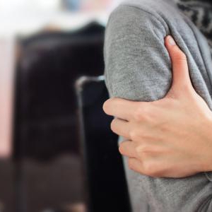 二の腕の冷えが肩こりの原因に?冷えを解消する方法
