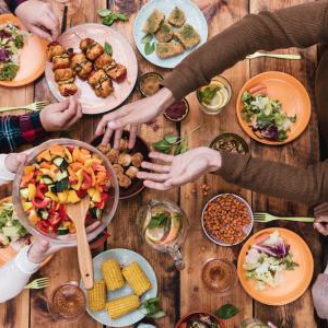 女性の薄毛の原因は食べ物にあった?食生活を変えて薄毛を改善!