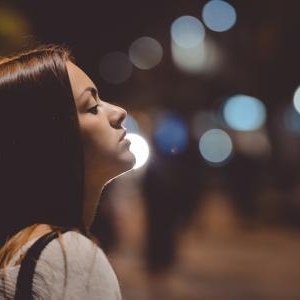 忘れられない恋に苦しむ女子必見!元カレを忘れられない時に役立つ3つの解決策