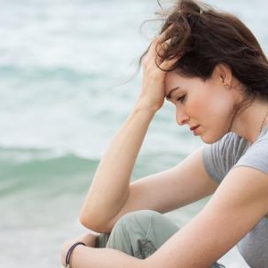 誰とも話したくない!若い女性に多いプチ鬱とは?
