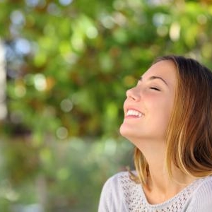 気になる口臭を消す、おすすめの方法とは?