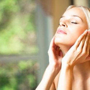 わずか1週間で?!シミの悩みがペロンと剥がれ落ちる、レーザー治療級の美容液が登場!