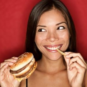 ニキビを目立たなくさせる食べ物とその理由とは?