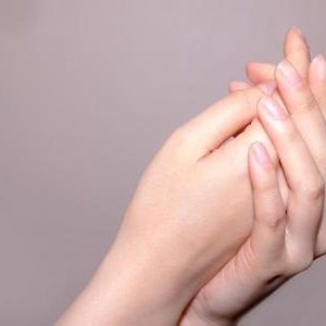 今すぐ改善!手の甲をキレイにする為にしてはいけないことと対策