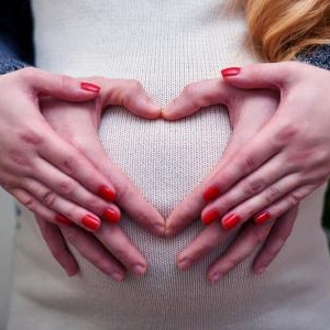 産まれてくる赤ちゃんのために!後藤真希さんが推奨する「1日たった3秒」の妊活習慣とは?