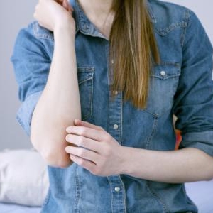 肘が黒ずんでしまう理由と、キレイにする方法とは?