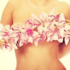 乳首の黒ずみの原因は?ピンク色にする方法はあるの?