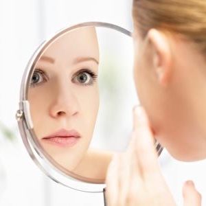 20代でもできてしまう目じりのしわを改善する方法とは?