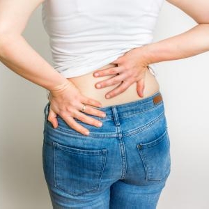 左側だけ痛いのはなぜ?生理の時にあらわれる左腰の痛み…その原因とは