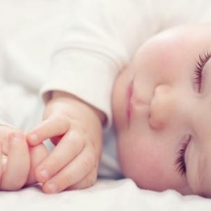 子供の手をやさしく洗う無添加の石鹸ハンドソープ